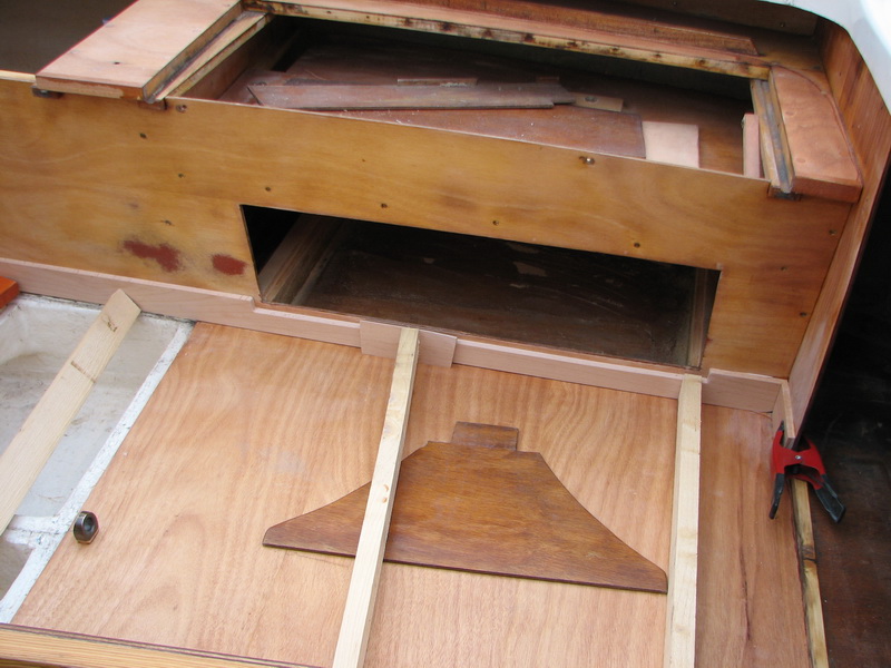 Holzleisten einkleben