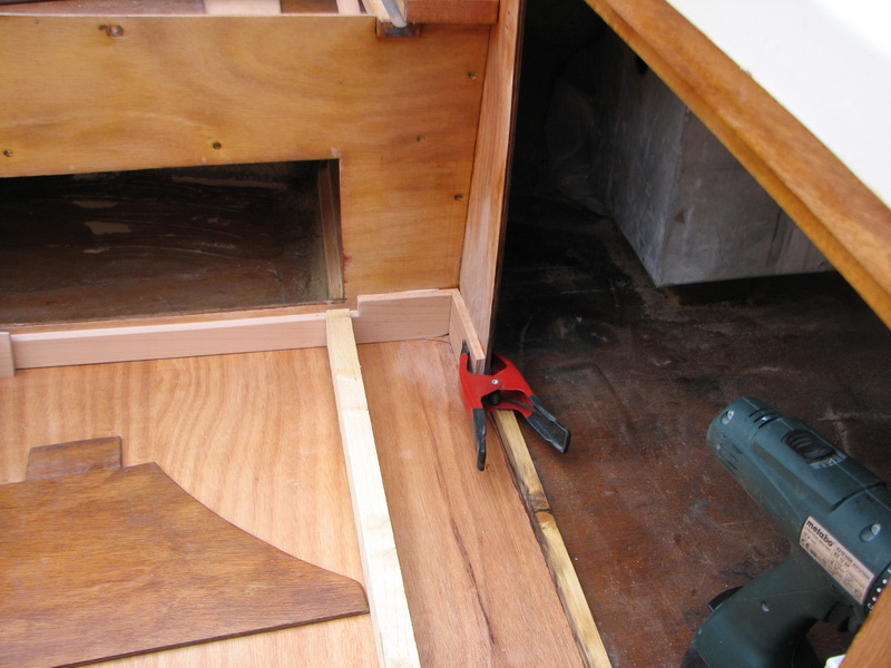 Holzleisten einkleben