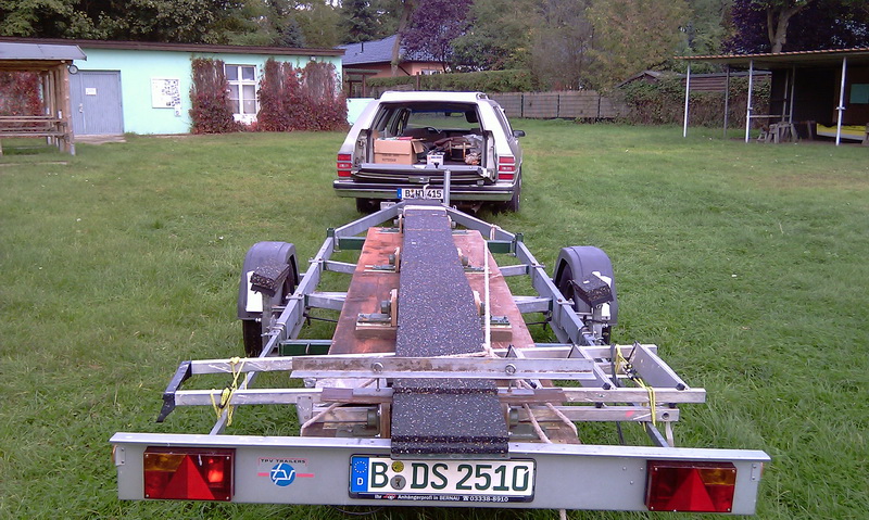Trailer mit Tischtuch